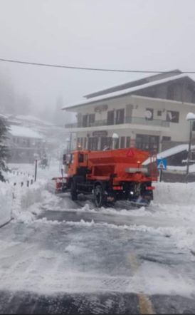 Παλεύουν τα συνεργεία με πολύ χιόνι στο Σέλι