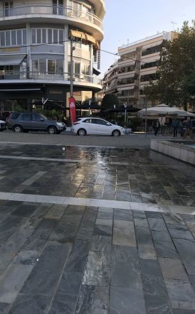 Το νου μας όταν φυσάει, έχει παγωνιά και περνάμε δίπλα από το σιντριβάνι της πλατείας Ωρολογίου στη Βέροια