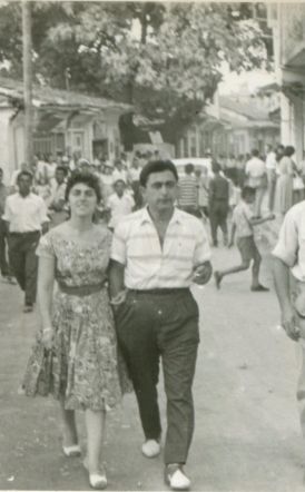 ΜεΜιαΜατια Βρισκόμαστε στο 1959, τις ημέρες που ο Τουριστικός Όμιλος Βέροιας διοργάνωνε  το Β' Φεστιβάλ Παραγωγής. Οδός Κεντρική