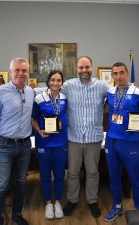 Βράβευση από τον Δήμαρχο Νάουσας της Βαρβάρας Καρυπίδου και του Παναγιώτη Δημητριάδη για τις μεγάλες επιτυχίες τους στο Πανευρωπαϊκό Πρωτάθλημα TAE KWON DO ITF 