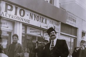 ΜεΜιαΜατια Κάθε χρόνο, τέτοιες μέρες, ημέρες Αποκριάς, μια εικόνα μας έρχεται στο νου. Τα αδέλφια Δροσινού