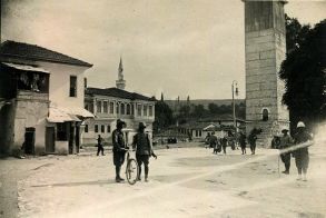 ΜεΜιαΜατια Βέροια 1916. Στην πλατεία Ωρολογίου με Γάλλους στρατιώτες