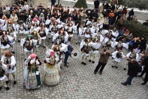 Ξεκίνησε το μοναδικό δρώμενο της Νάουσας «Γενίτσαροι και Μπούλες»  ή «Μπούλες» (ΦΩΤΟΣ)