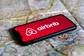 Airbnb: Αλλάζει το πλαίσιο, με νέες ρυθμίσεις και προδιαγραφές ασφάλειας και ποιότητας - Πότε θα τεθεί σε εφαρμοργή το νομοσχέδιο του υπουργείου Τουρισμού