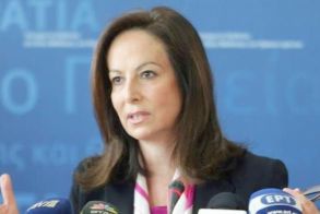 Την υποψηφιότητά της  για την ηγεσία του ΠΑΣΟΚ, ανακοίνωσε η Άννα  Διαμαντοπούλου