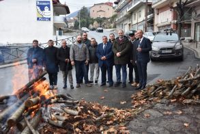 Επίσκεψη του Νίκου Κουτσογιάννη στο Γηροκομείο και στους παραδοσιακούς Καρτσιούνους της Νάουσας