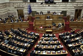 Με 159 ΝΑΙ, 139 ΟΧΙ και δυο αποχές … Μέτρα για τις Τράπεζες και παρεμβάσεις για χαμηλοσυνταξιούχους και ένστολους, στον Προϋπολογισμό του 2025 -Σε ισχύ από τα μέσα Ιανουαρίου