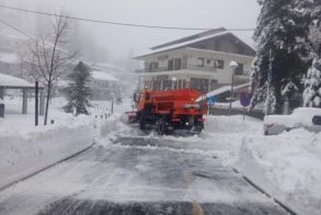 Παλεύουν τα συνεργεία με πολύ χιόνι στο Σέλι