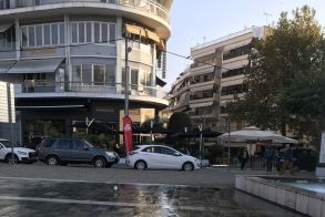 Το νου μας όταν φυσάει, έχει παγωνιά και περνάμε δίπλα από το σιντριβάνι της πλατείας Ωρολογίου στη Βέροια