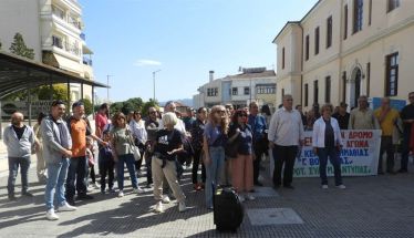 Χθες στην Πλατεία Δημαρχείου Βέροιας Συγκέντρωση κατά των συγχωνεύσεων τμημάτων και της  υποχρηματοδότησης των σχολείων, από εκπαιδευτικούς και γονείς -Κατέθεσαν ψήφισμα αιτημάτων στις Διευθύνσεις Εκπαίδευσης