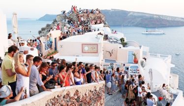Σαντορίνη: Πρόσκληση σε «εθελοντικό lockdown» των κατοίκων για να κυκλοφορούν ελεύθερα οι τουρίστες