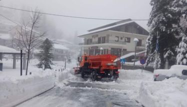 Παλεύουν τα συνεργεία με πολύ χιόνι στο Σέλι