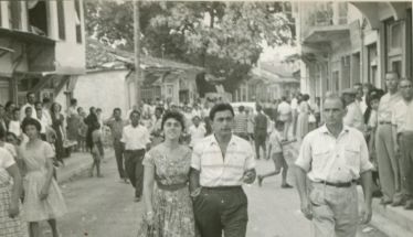 ΜεΜιαΜατια Βρισκόμαστε στο 1959, τις ημέρες που ο Τουριστικός Όμιλος Βέροιας διοργάνωνε  το Β' Φεστιβάλ Παραγωγής. Οδός Κεντρική