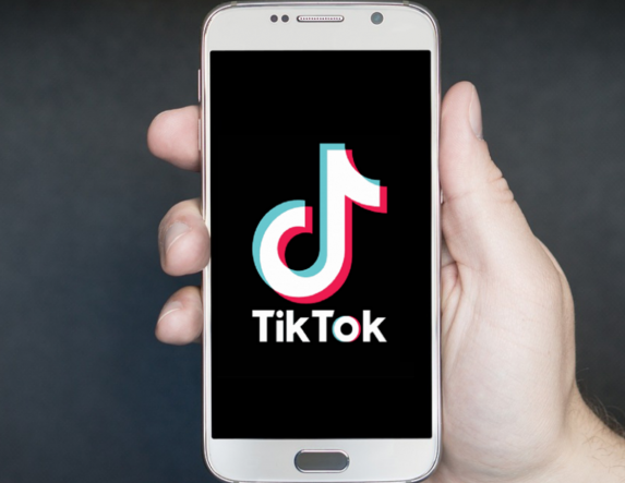 Το TikTok θα μπλοκάρει τα φίλτρα ομορφιάς στους έφηβους;