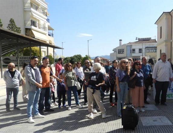 Χθες στην Πλατεία Δημαρχείου Βέροιας Συγκέντρωση κατά των συγχωνεύσεων τμημάτων και της  υποχρηματοδότησης των σχολείων, από εκπαιδευτικούς και γονείς -Κατέθεσαν ψήφισμα αιτημάτων στις Διευθύνσεις Εκπαίδευσης