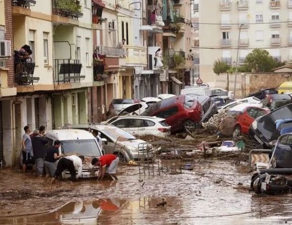 Βαλένθια Ισπανίας: Τουλάχιστον 158 οι νεκροί από τις φονικές πλημμύρες  – Συνεργεία πασχίζουν για να βρουν επιζώντες