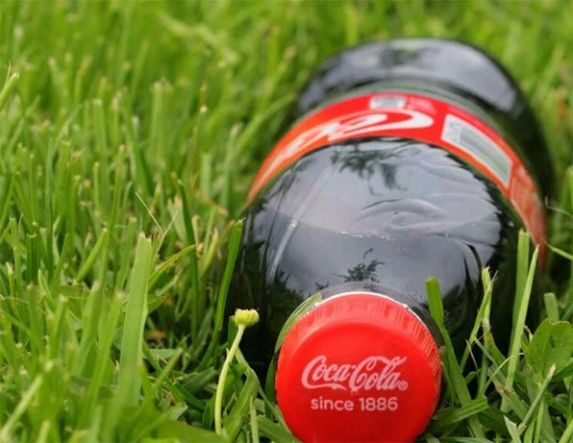 «Οικολογικός πόλεμος» στους Ολυμπιακούς του Παρισιού για τα πλαστικά της Coca Cola
