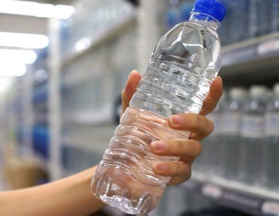 Διαψεύδει το ΥΠΕΝ την ύπαρξη ΚΥΑ για πλαστικά και αλουμινένια μπουκάλια