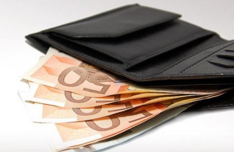 Μαθήματα τιμιότητας από φοιτήτριες στη Λάρισα: Βρήκαν πορτοφόλι με 8.000 ευρώ και το παρέδωσαν