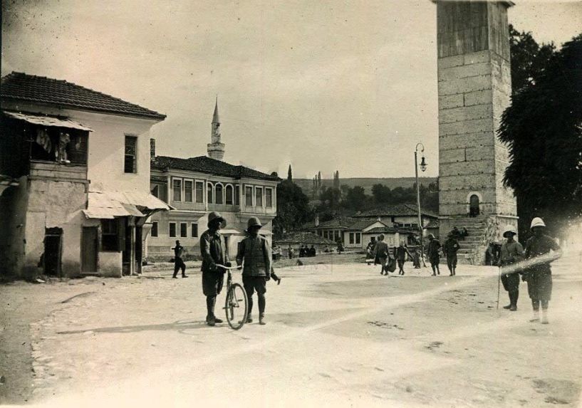 ΜεΜιαΜατια Βέροια 1916. Στην πλατεία Ωρολογίου με Γάλλους στρατιώτες