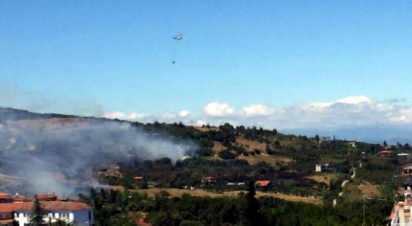 Σε εξέλιξη η φωτιά στον δρόμο προς Παναγία Δοβρά (VIDEO + PHOTOS)