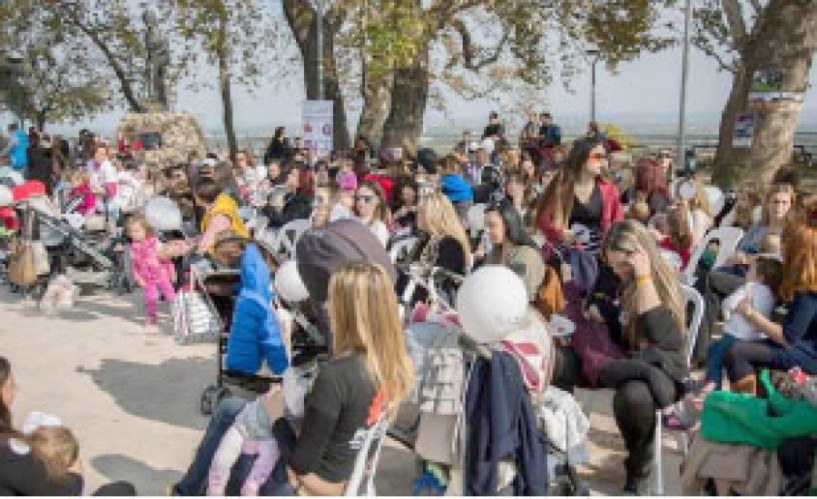 3.700 μητέρες - μέλη  του Πανελλήνιου  Δικτύου συμμετείχαν στον ταυτόχρονο  δημόσιο θηλασμό  61 γυναίκες και στη Βέροια