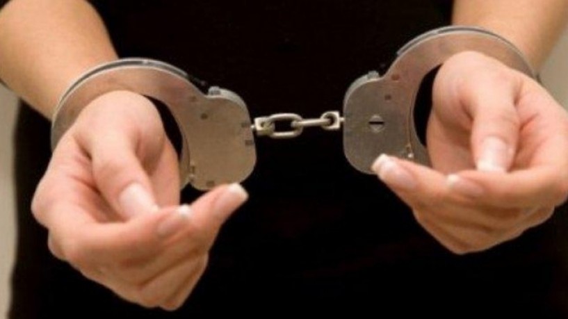 Δύο νεαρές γυναίκες συνελήφθησαν στην Αλεξάνδρεια για κλοπή αντρικού μπουφάν με 400 ευρώ