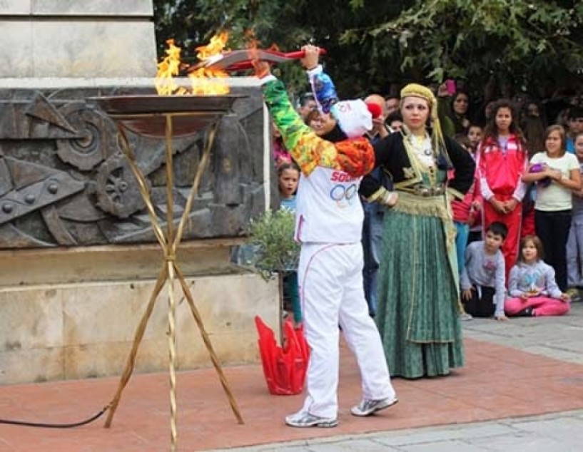 Με τιμές αρχηγού κράτους η ολυμπιακή φλόγα στη Νάουσα τον Οκτώβριο
