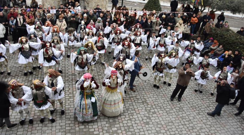 Ξεκίνησε το μοναδικό δρώμενο της Νάουσας «Γενίτσαροι και Μπούλες»  ή «Μπούλες» (ΦΩΤΟΣ)