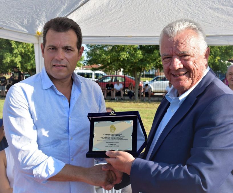Αλεξάνδρεια: Βραβεύτηκε ο Δημήτρης Ιτούδης από τον Δήμαρχο για την ανακατασκευή του γηπέδου μπάσκετ στο Δημοτικό Σχολείο Τρικάλων