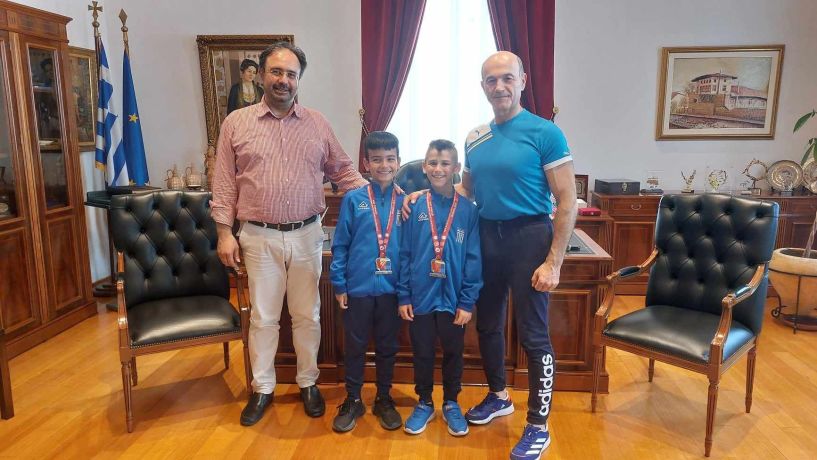 Οι ασημένιοι πρωταθλητές του Βαλκανικού Πρωταθλήματος Καράτε Παίδων στον Δήμαρχο Βέροιας