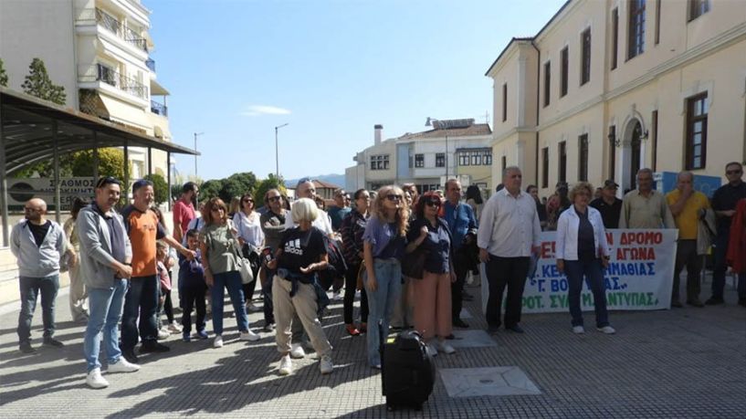 Χθες στην Πλατεία Δημαρχείου Βέροιας Συγκέντρωση κατά των συγχωνεύσεων τμημάτων και της  υποχρηματοδότησης των σχολείων, από εκπαιδευτικούς και γονείς -Κατέθεσαν ψήφισμα αιτημάτων στις Διευθύνσεις Εκπαίδευσης