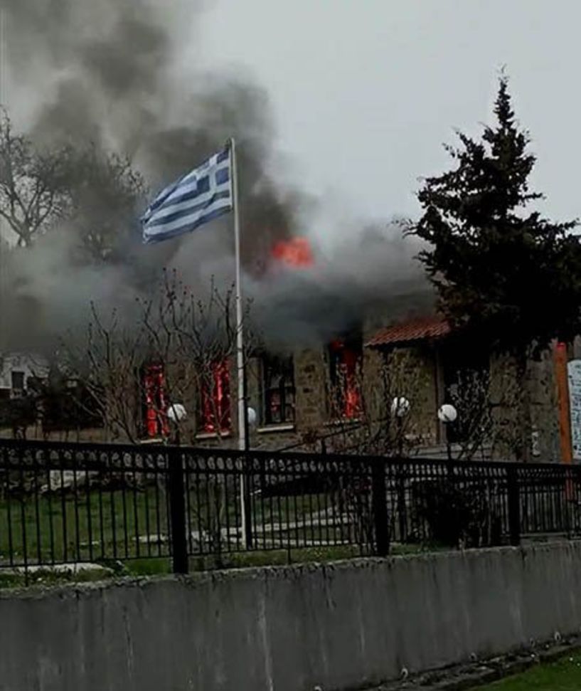 ΦΩΤΙΑ ΚΑΤΕΚΑΨΕ ΤΟ ΠΑΛΙΟ ΣΧΟΛΕΙΟ ΤΗΣ ΕΛΑΦΙΝΑΣ