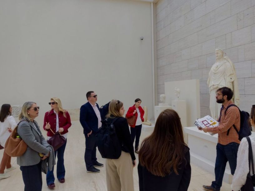 Επίσκεψη μελών του ΟΑΣΕ στον Αρχαιολογικό Χώρο των Αιγών