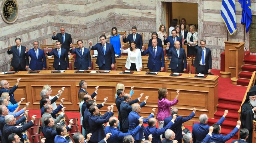 Οσονούπω το νέο κυβερνητικό σχήμα, μετά την απόρριψη της πρότασης μομφής