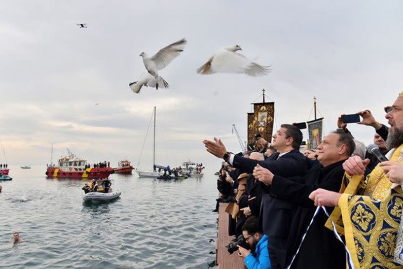 Ο Περιφερειάρχης Κεντρικής Μακεδονίας Απόστολος Τζιτζικώστας στην τελετή αγιασμού των υδάτων στο Λιμάνι της Θεσσαλονίκης