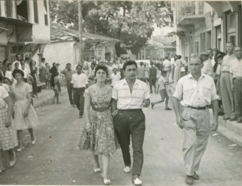 ΜεΜιαΜατια Βρισκόμαστε στο 1959, τις ημέρες που ο Τουριστικός Όμιλος Βέροιας διοργάνωνε  το Β' Φεστιβάλ Παραγωγής. Οδός Κεντρική