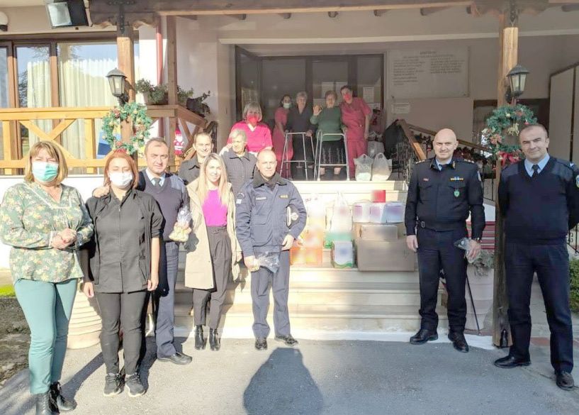 Είδη πρώτης ανάγκης από τους αστυνομικούς σε φιλανθρωπικά ιδρύματα της Ημαθίας