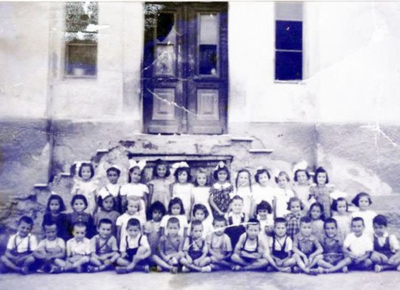 Στο Γυμνάσιο-Δημοτικό Βέροιας,  σημερινό Δημαρχείο,  το 1952