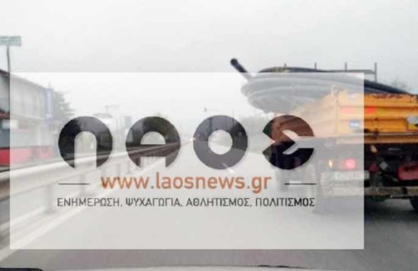 Επικίνδυνη φόρτωση οχήματος στο δρόμο από Μακροχώρι