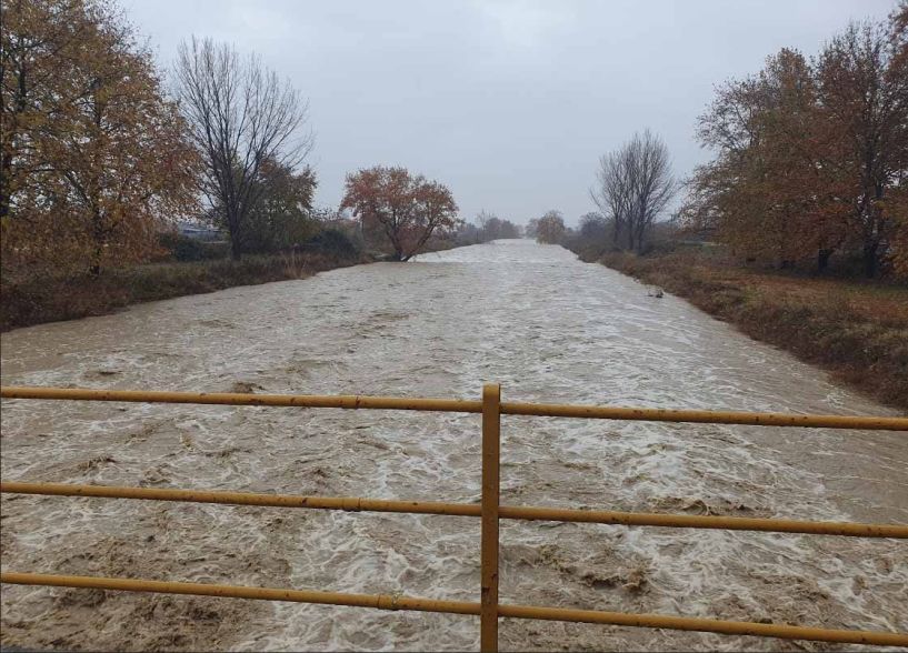 Στα μεγαλύτερα ύψη βροχόπτωσης, Ριζώματα, Βέροια και Μακροχώρι… Πλημμύρισαν δρόμοι, χωράφια, «φούσκωσαν» ποτάμια, σημειώθηκαν κατολισθήσεις, από την κακοκαιρία bora και στην Ημαθία - Σε δράση τα συνεργεία του Δήμου Βέροιας και ο μηχανισμός της ΠΕ Ημαθίας 