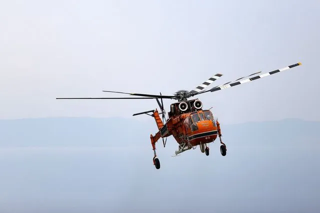 Έπεσε πυροσβεστικό ελικόπτερο στη Λίμνη Αώου, εν ώρα επιχείρησης